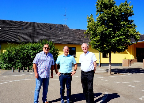 Von links: 
Günther Bomm – Vorsitzender FDP Stadtverband

Michael Wetzlar – Schulleiter Bodelschwingh-Schule

Herbert Speyerer – Vorsitzender FDP Stadtratsfraktion