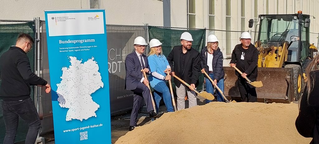 Spatenstich für die Sanierung der Sayner Mehrzweckhallte.