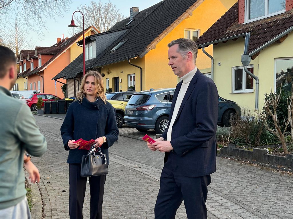 Sandra Krämer und Christian Dürr im Gespräch mit Anwohnern in Vallendar.