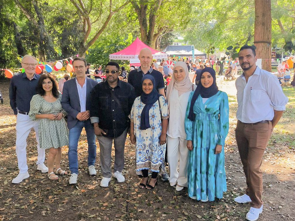 Von links nach rechts: Herbert Speyerer, Vorsitzender der FDP-Fraktion im Bendorfer Stadtrat, und Beigeordnete Zeynep Begen beim „Fest der Kulturen im Stadtpark".